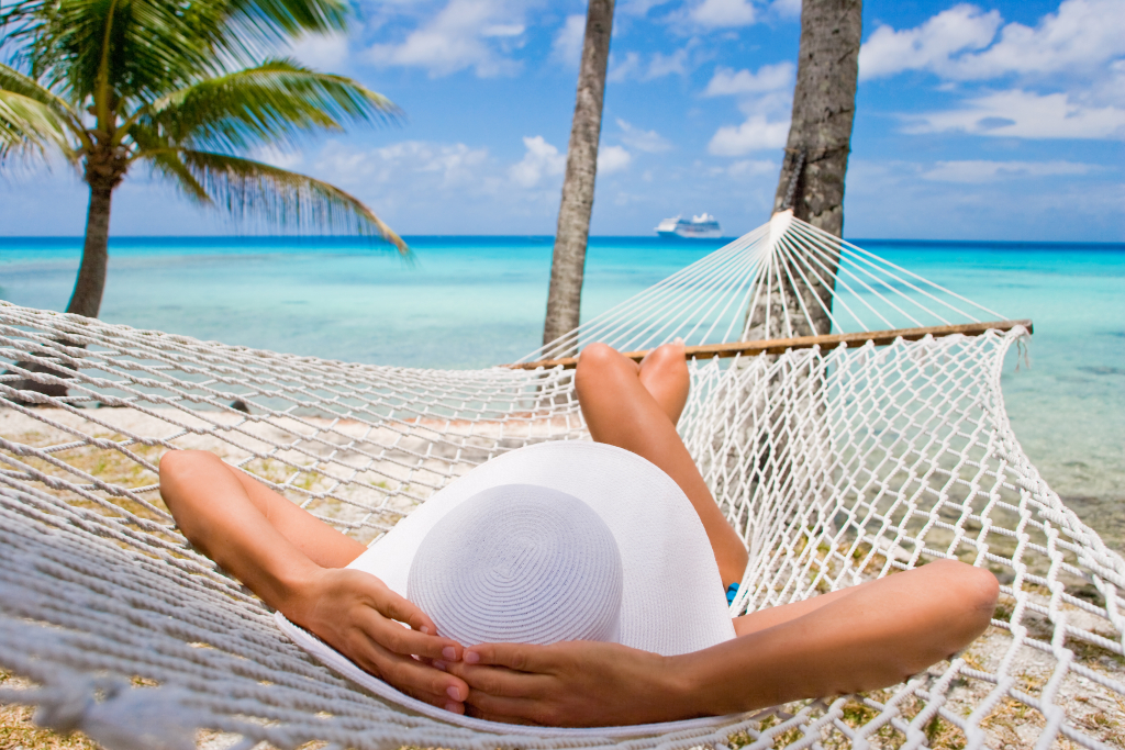 Femme sur un hamac qui se relax
