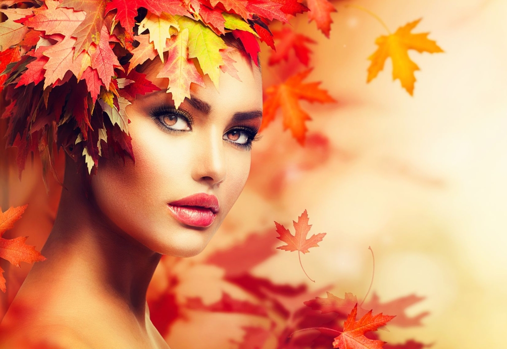 Jolie femme avec des feuilles en automne