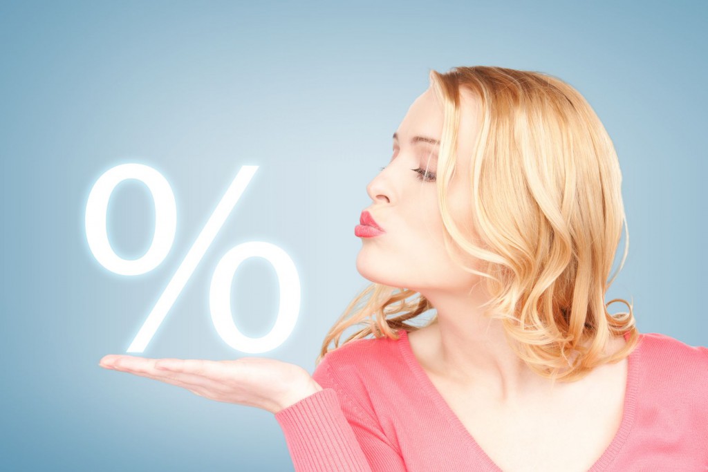 Femme avec un signe % dans sa main