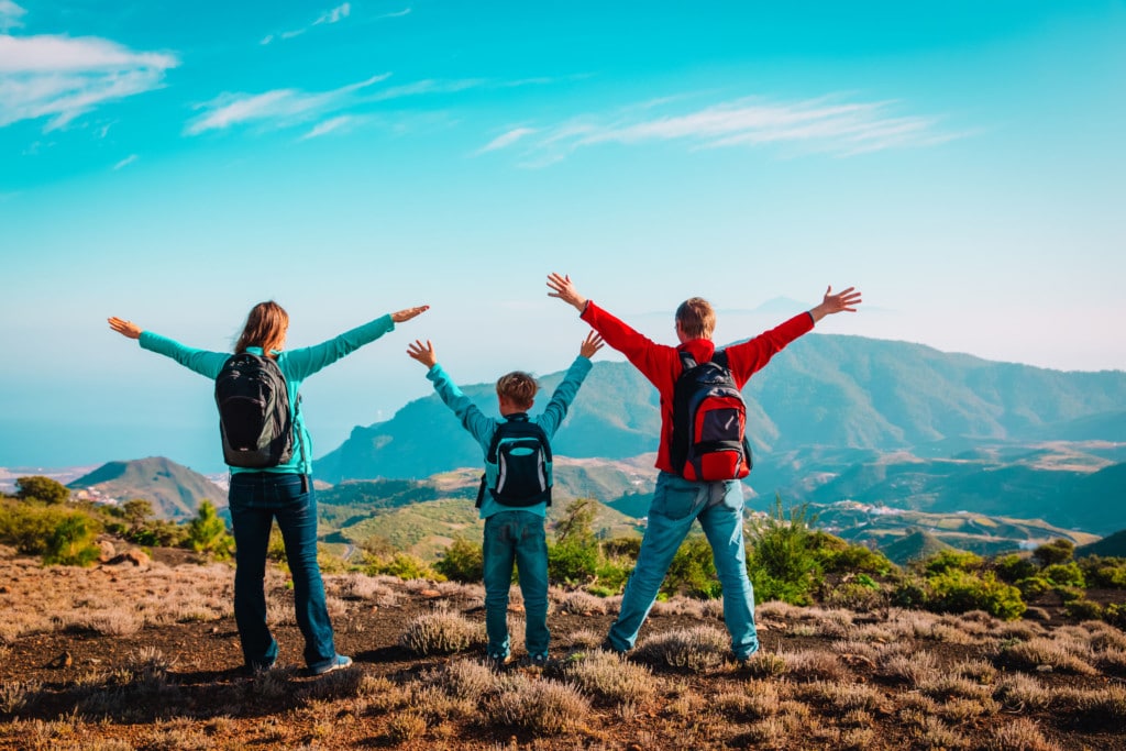 Famille heureuse en vacances