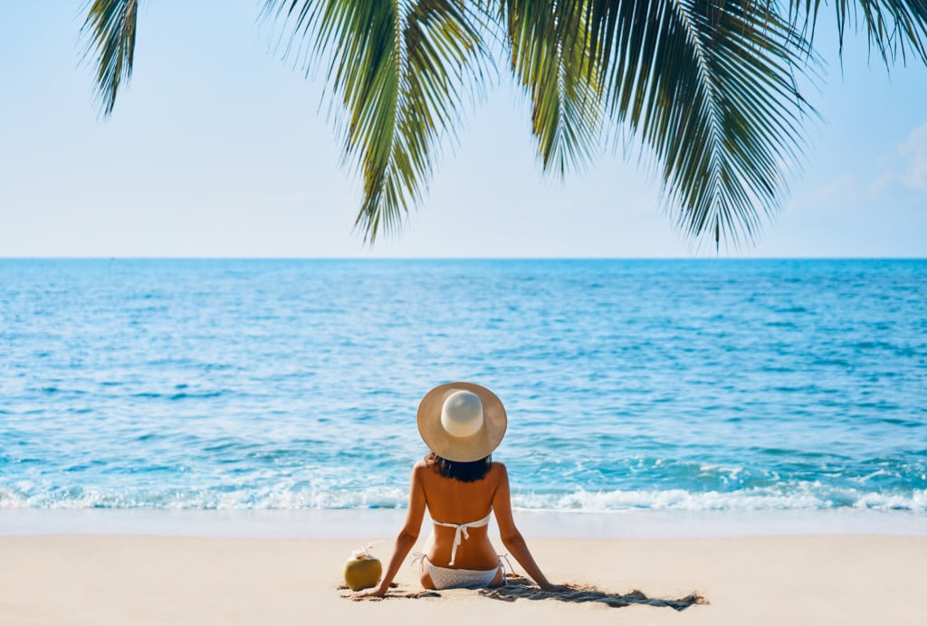 Femme de dos au bord du plage tropical